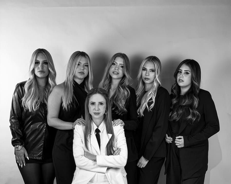 Equipe do Moma Hair, seis profissionais, foto em preto e branco