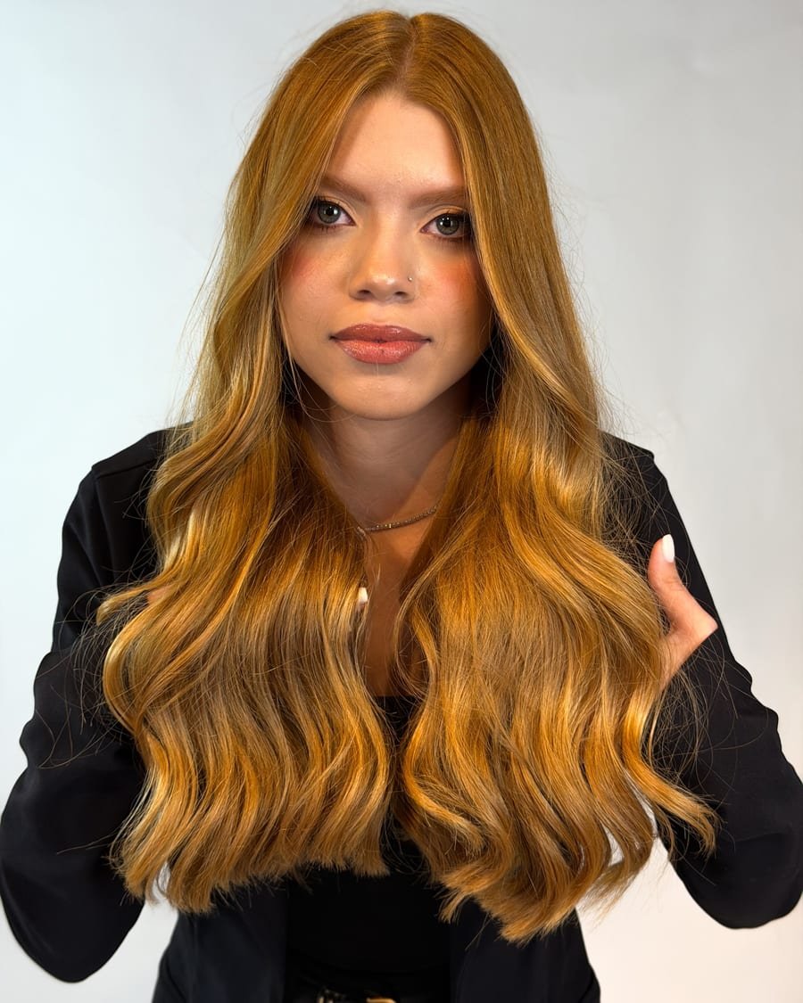 Loiro dourado acobreado com ondas, feito no Moma Hair