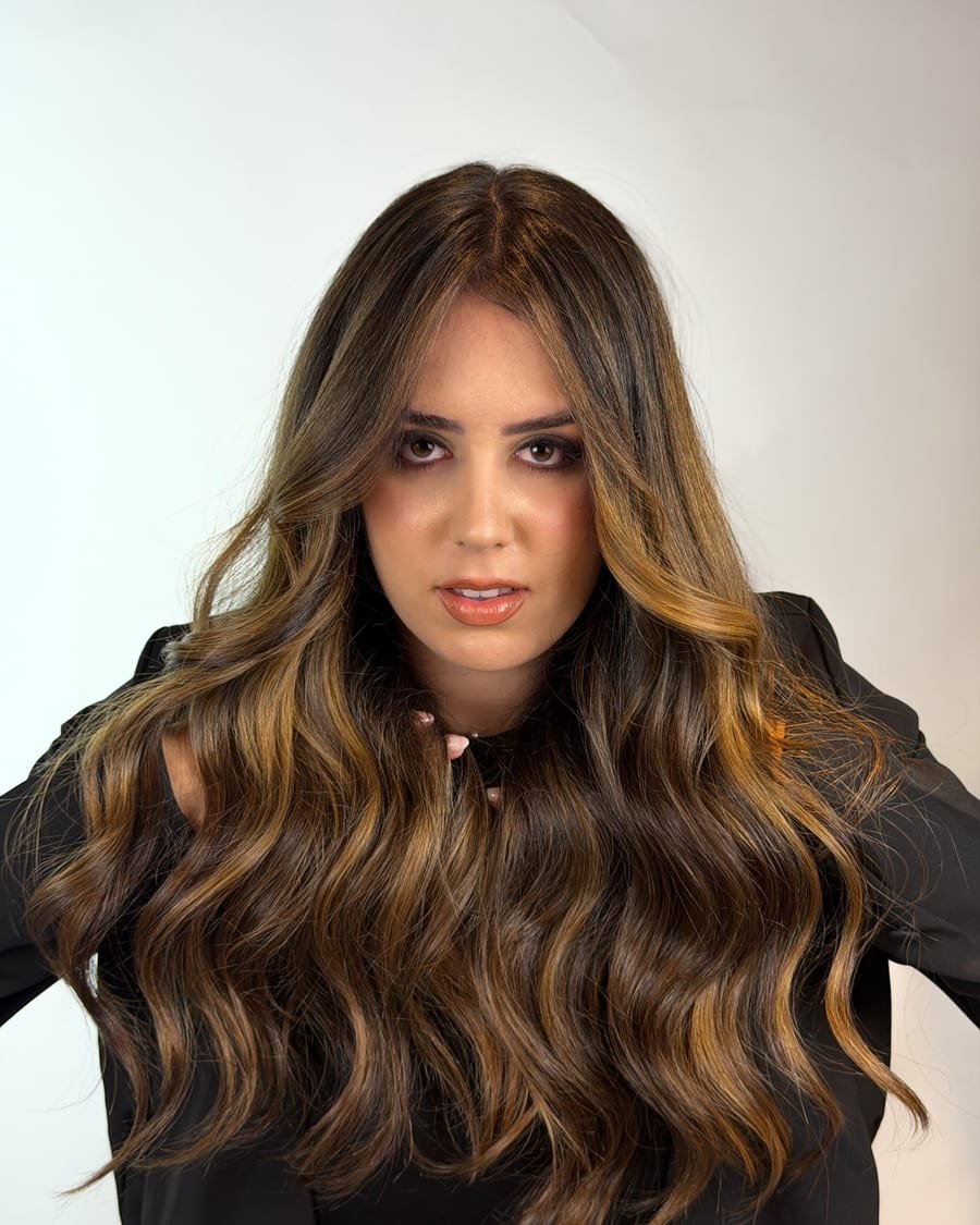 Morena iluminada com mechas caramelo, feita no Moma Hair