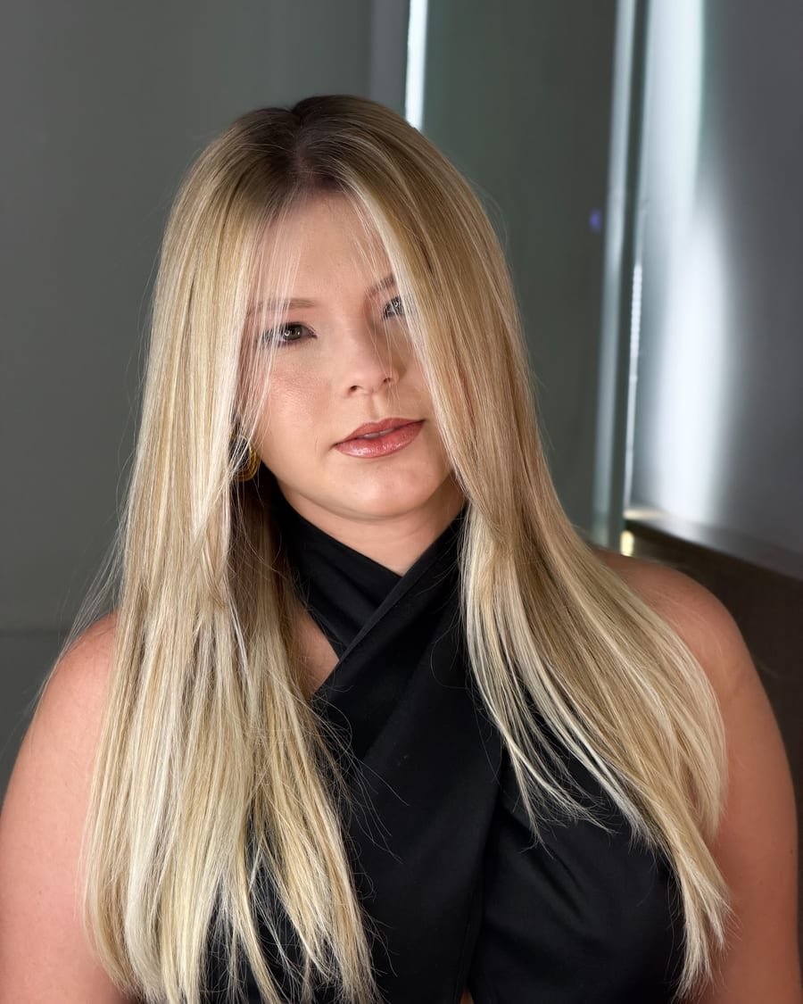 Loiro liso longo com raiz esfumada, feito no Moma Hair